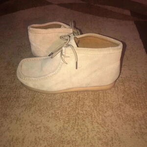 Travel guide/suede shoes sz 8